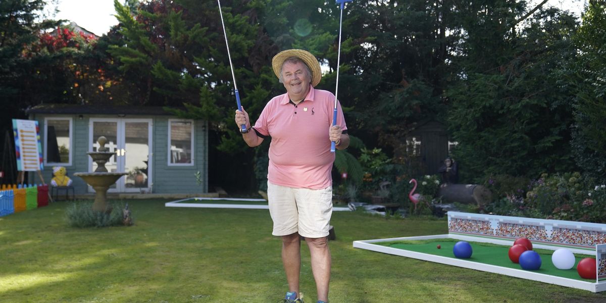 £1m Lottery winner builds golf course in garden for people with complex ...