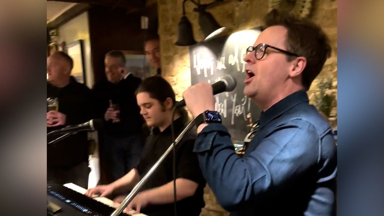 Declan Donnelly surprises pub goers with impromptu performance