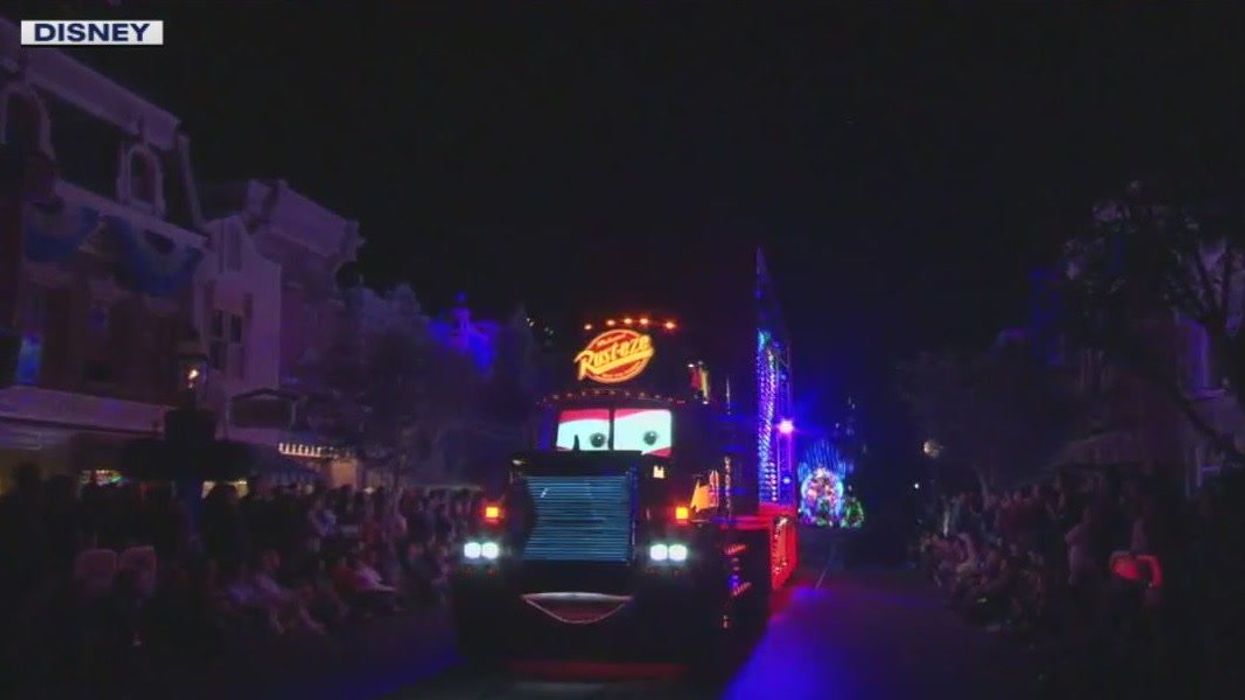 Parents 'abandon child' to go on Disneyland ride: 'This makes me so mad'