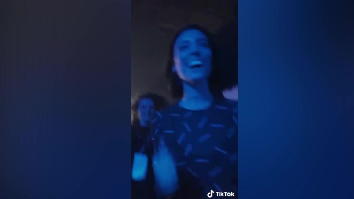 DJ shows how she finds time to pee during a nine-hour festival set