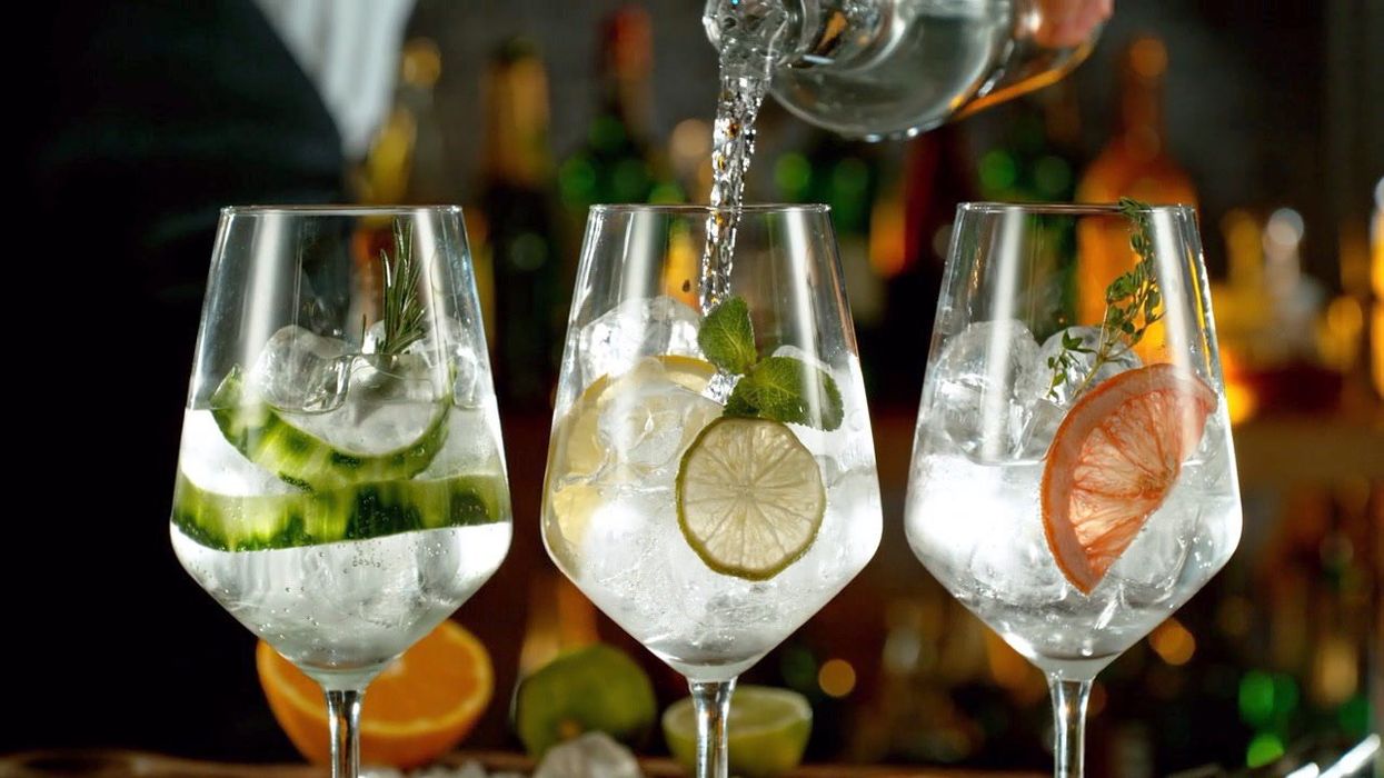 Bar tender shares 10 drinks you should never buy in a busy bar