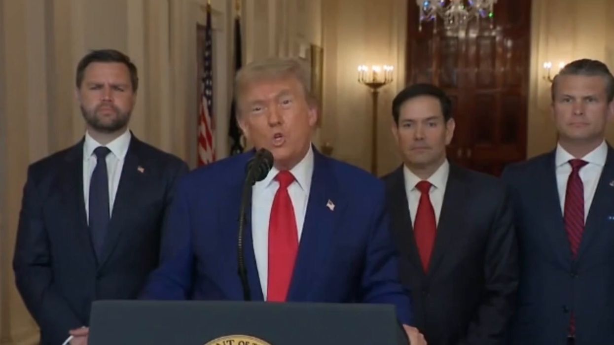 Donald Trump misspells his own name and everyone is saying the same thing