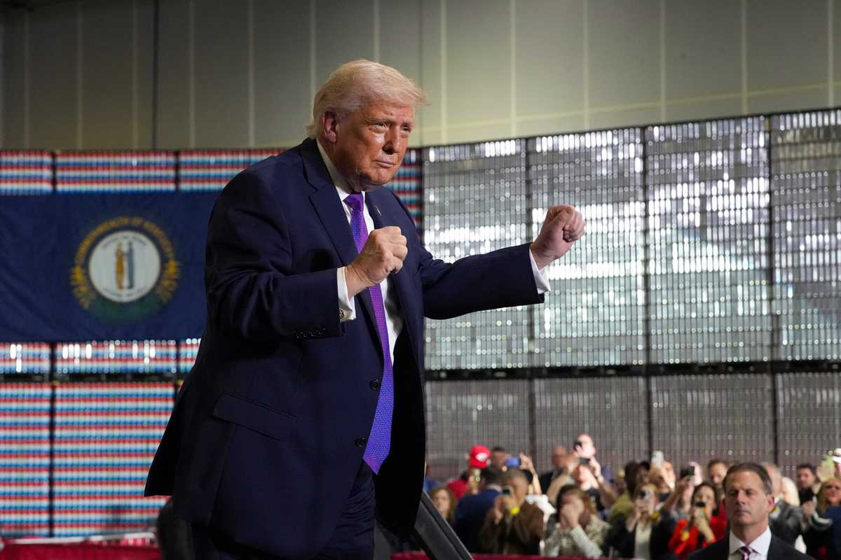Donald Trump dances to the YMCA at a rally in Kentucky.
