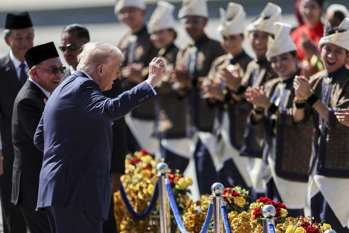Donald Trump faces Malaysian dancers and dances with them.