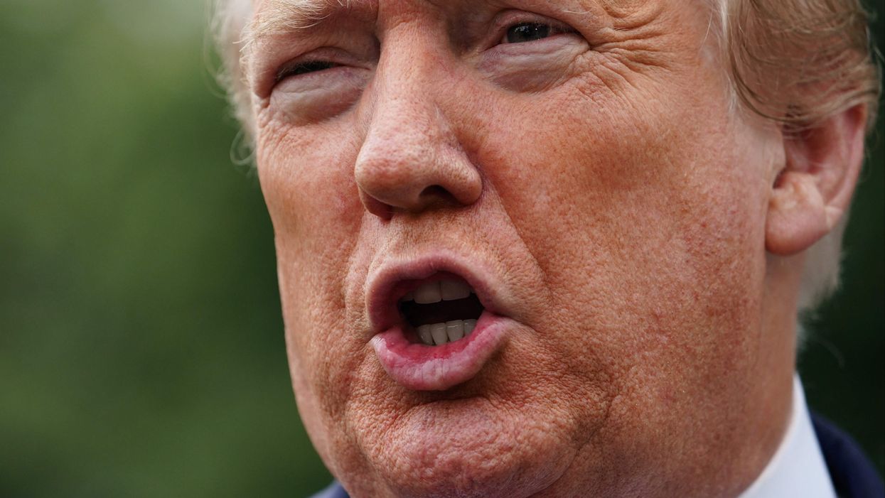 Donald Trump habla con la prensa al salir de la Casa Blanca en Washington, DC, el 21 de mayo de 2020