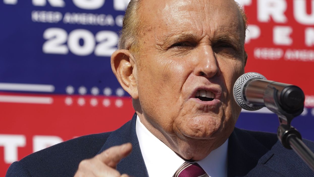 El abogado del presidente, Rudy Giuliani, habla en una conferencia de prensa en el estacionamiento de una empresa de jardinería el 7 de noviembre de 2020 en Filadelfia.