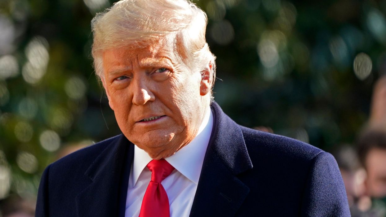 El expresidente Donald Trump camina para abordar el Marine One en el jardín sur de la Casa Blanca en Washington el 12 de enero de 2021.
