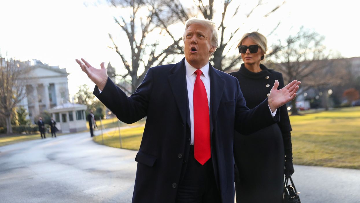 El presidente de Estados Unidos, Trump, abandona la Casa Blanca