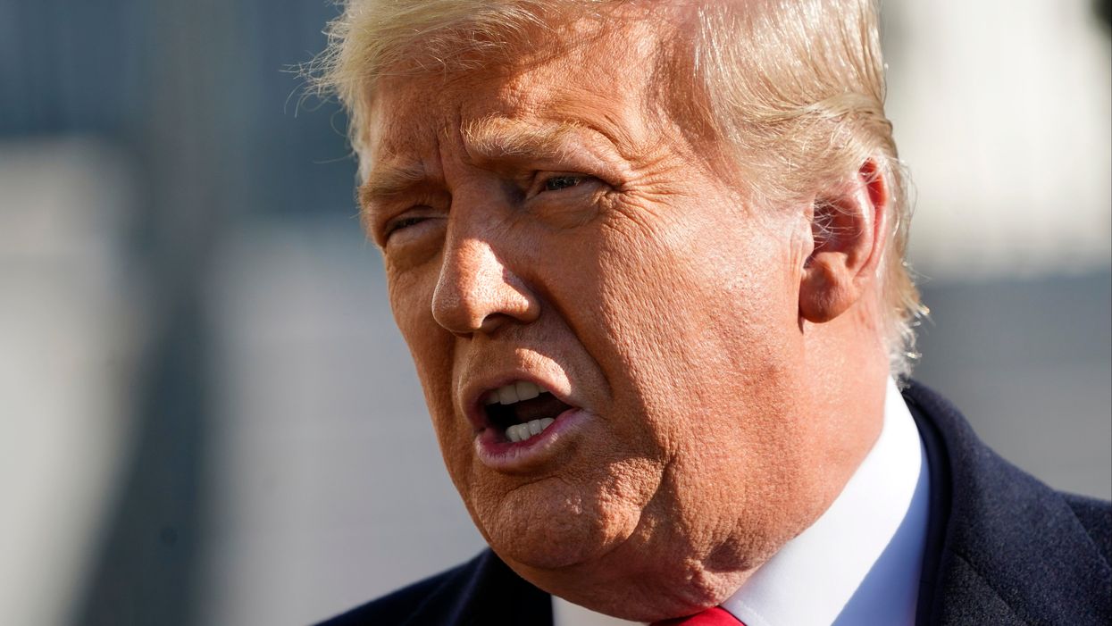 El presidente Donald Trump habla con los medios de comunicación antes de abordar el Marine One en el jardín sur de la Casa Blanca, el martes 12 de enero de 2021, en Washington.