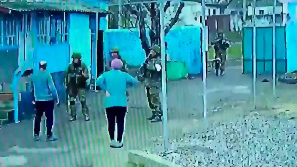 Elderly Ukrainian couple bravely confront Russian soldiers in viral clip