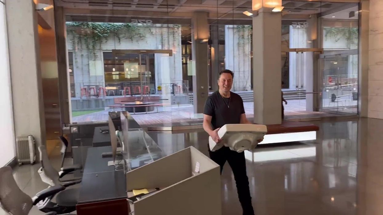 Elon Musk rocks up to Twitter HQ with a sink: 'Let that sink in'