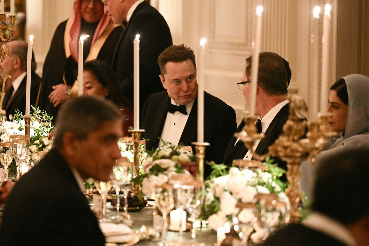 Elon Musk chats to another guest at a White House dinner.