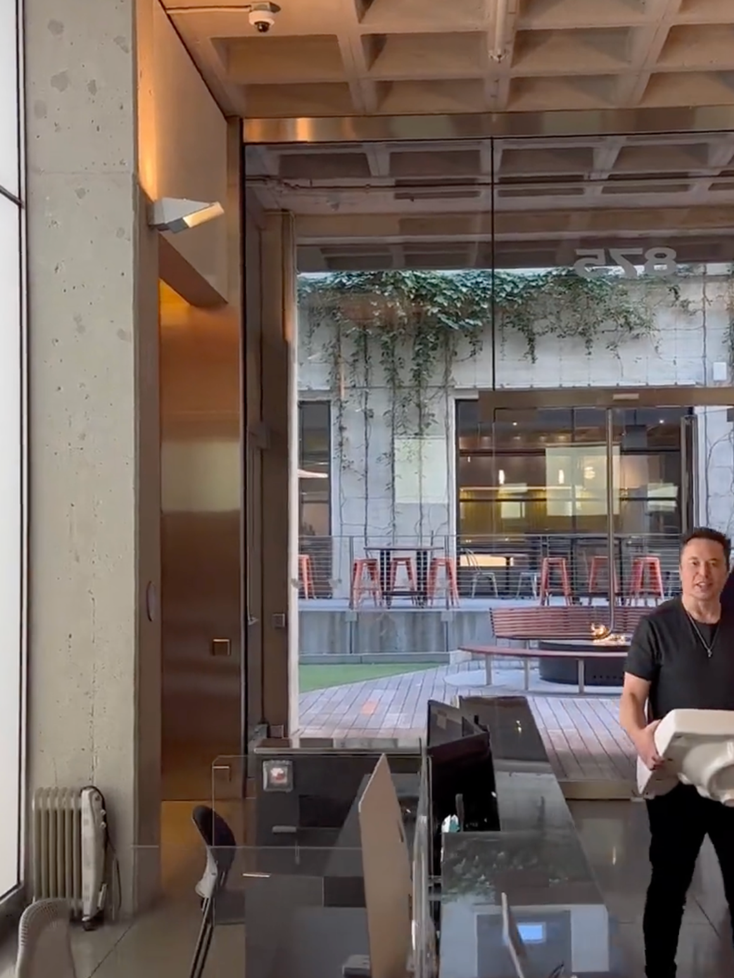 A timeline of Elon Musk's chaotic first week in charge of Twitter