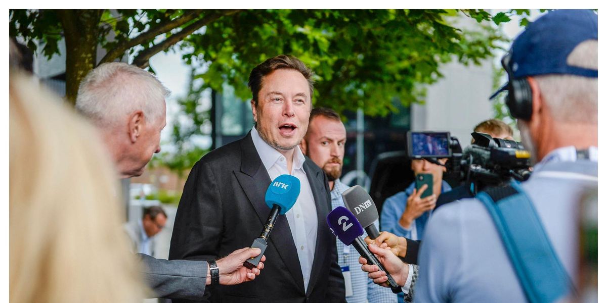 Paparazzi begs Elon Musk for an autograph - and he gave a surprising