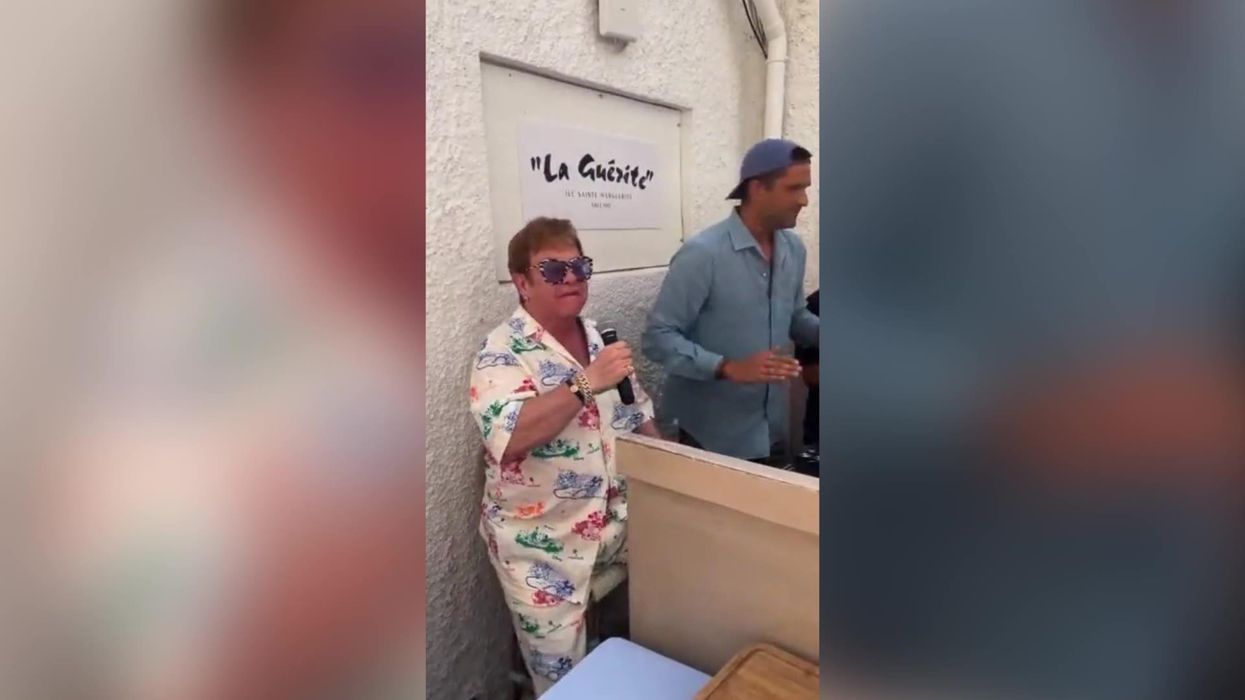 Elton John surprises diners with impromptu performance of Britney Spears collaboration