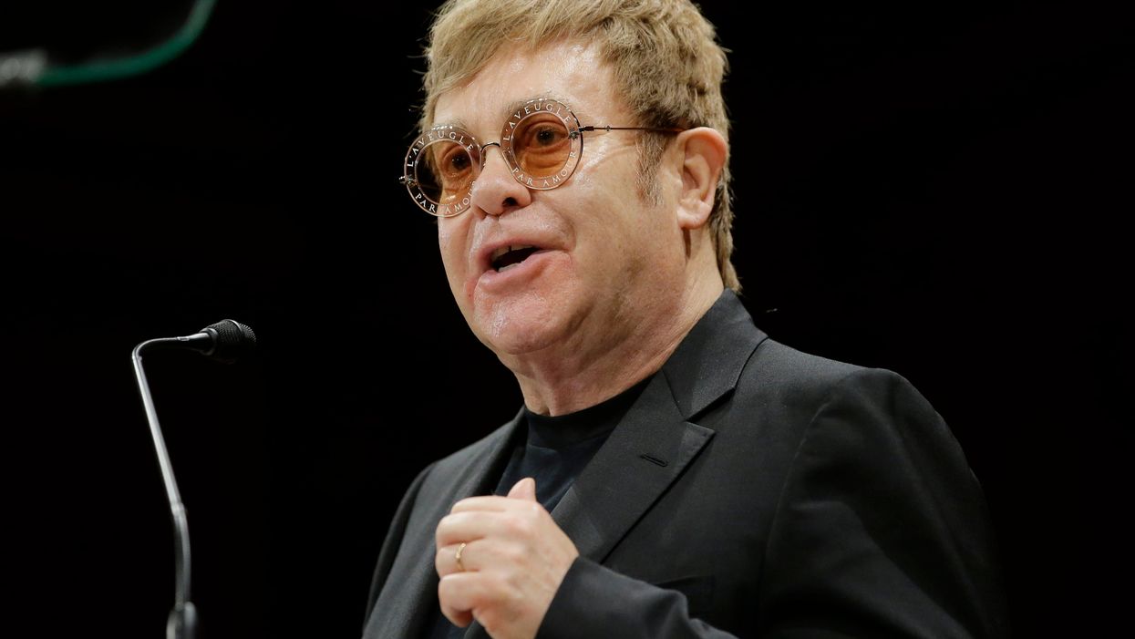 Elton John se dirige a una audiencia antes de recibir el Premio Humanitario del Año de Harvard 2017 en la Universidad de Harvard, en Cambridge, Massachusetts