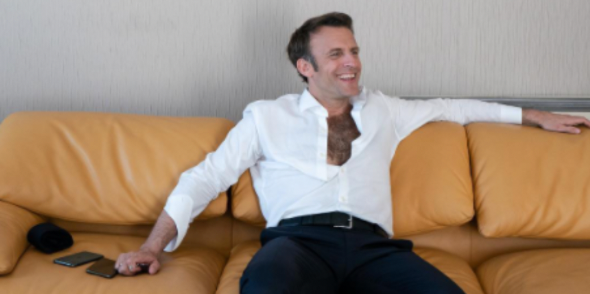 Twitter s’évanouit devant la photo du « piège à soif » d’Emmanuel Macron avec une chemise révélatrice sur un canapé