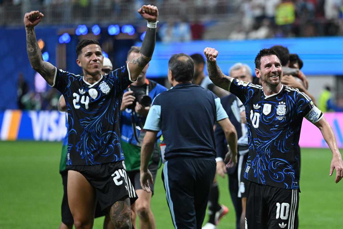 Enzo Fernandez #24 and Lionel Messi #10 of Argentina applaud fans after the 2-1 win during the FIFA World Cup 2026 Semi Final match between England and Argentina at Atlanta Stadium on July 15, 2026 in Atlanta, Georgia