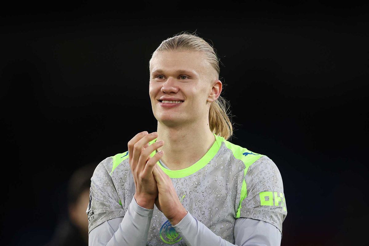 Erling Haaland of Mancheater City applauds fans during the Premier League match between Crystal Palace and Manchester City at Selhurst Park on December 14, 2025 in London, England