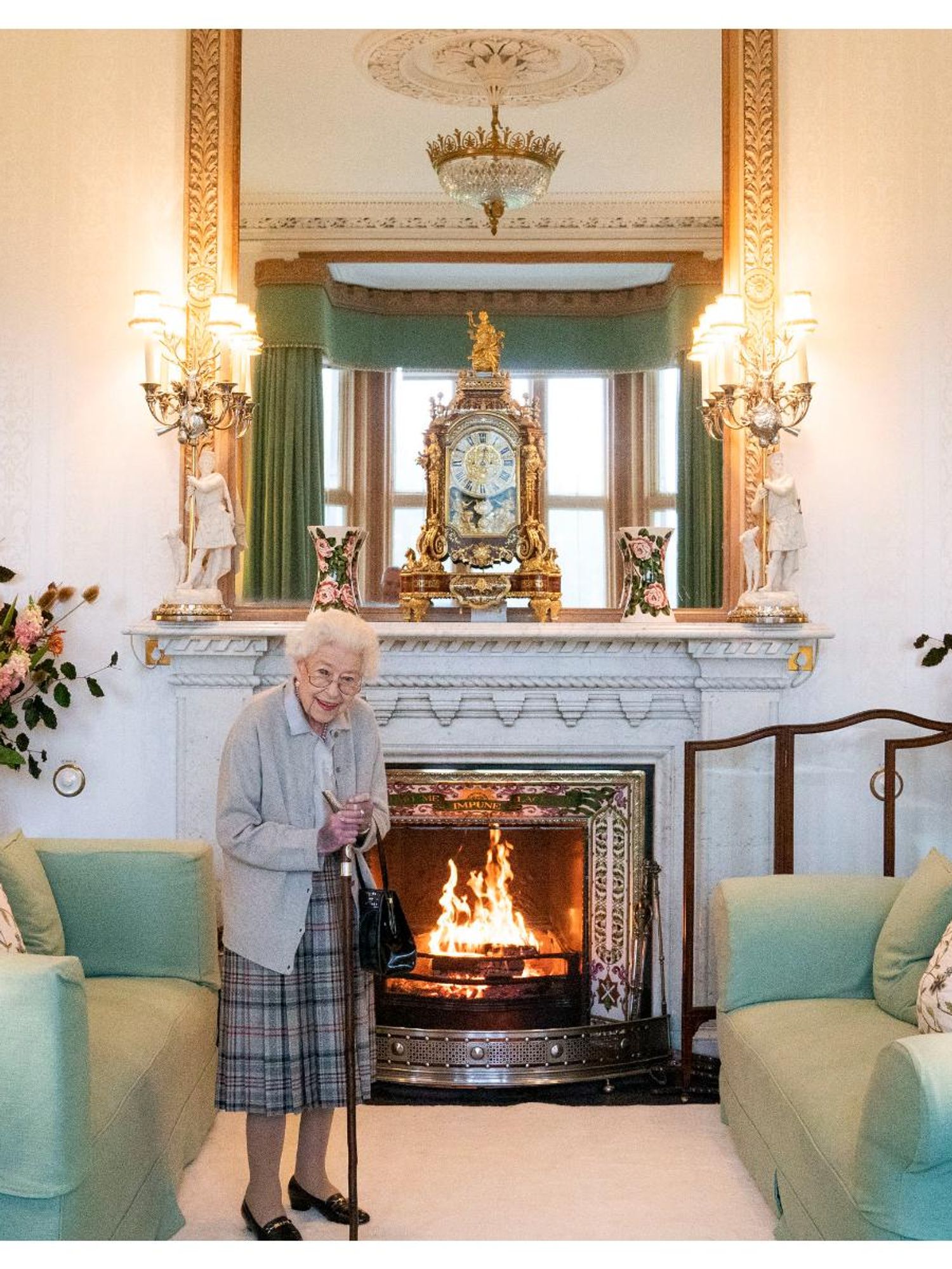 Everyone wants to hang out in the Queen's super-cosy living room