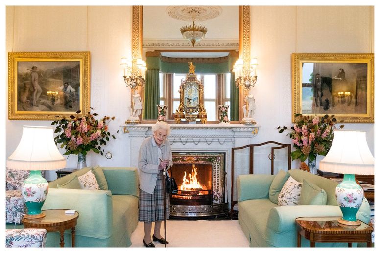 Everyone wants to hang out in the Queen's super-cosy living room