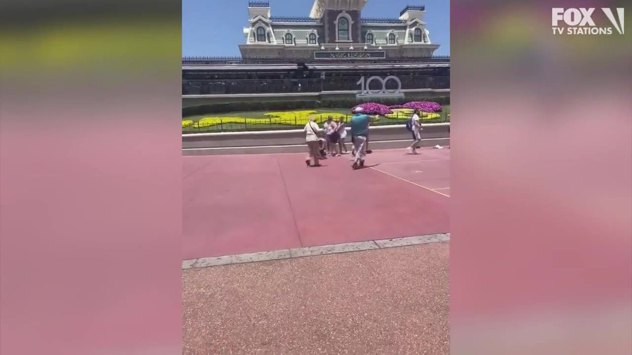 Dramatic fight breaks out at Disney World between photo-hungry families ...