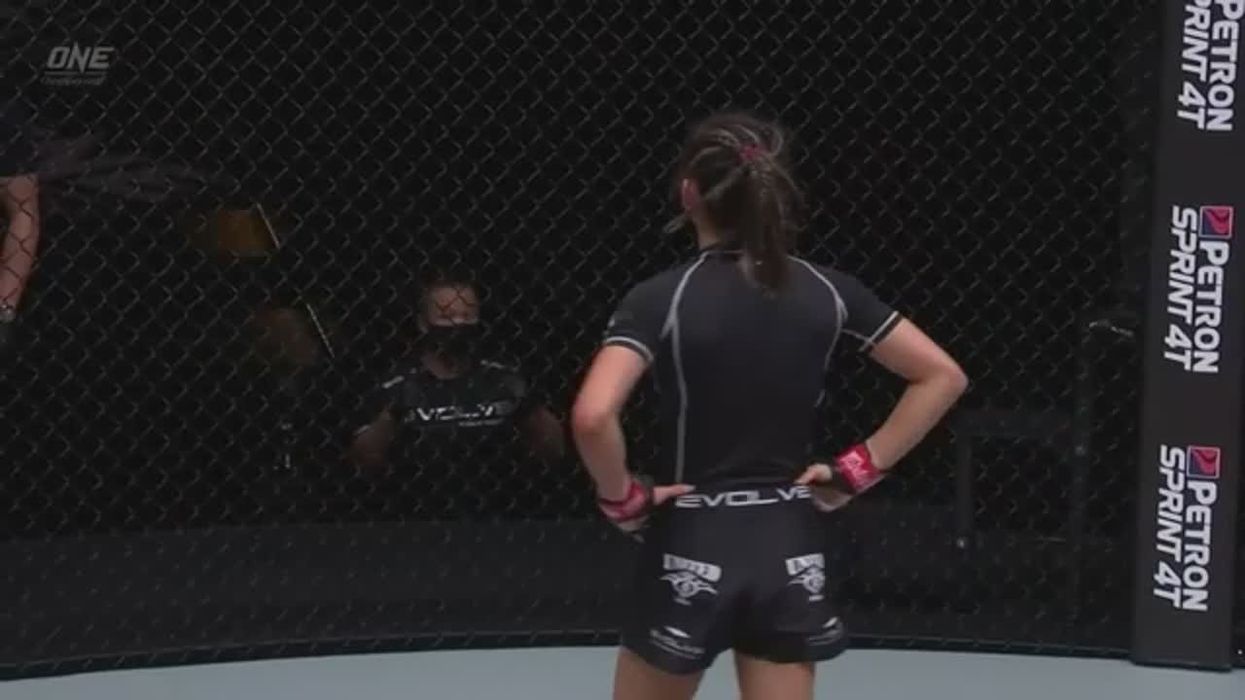 OnlyFans star suffers horrific injury just seconds into bare knuckle fight