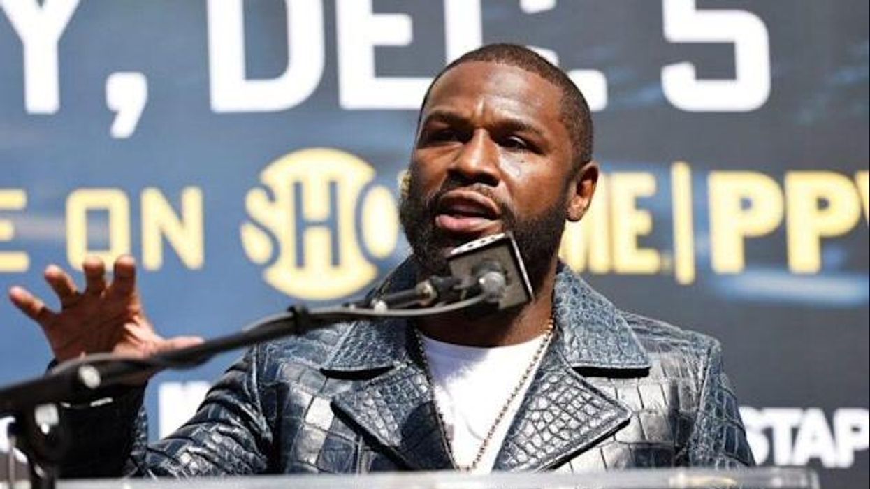 Floyd Mayweather hands out $100 bills to kids at basketball game