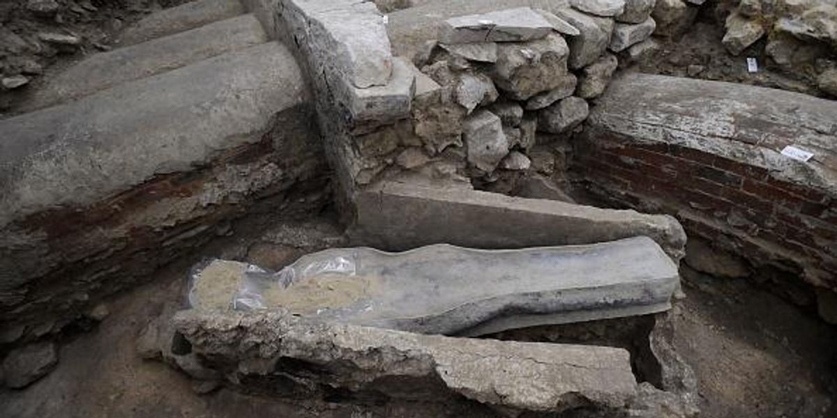 Les gens implorent les scientifiques de ne pas ouvrir le mystérieux sarcophage découvert à Notre-Dame