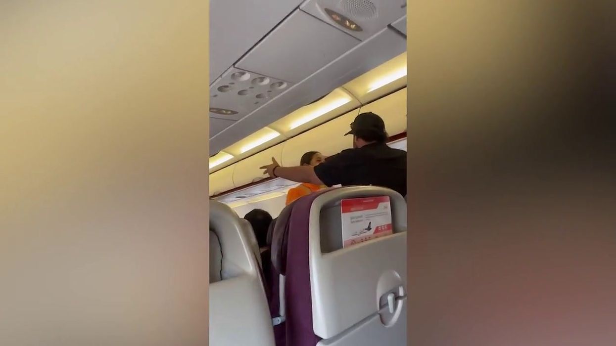 Hilarious prank sees Ryanair passenger use giant boarding pass