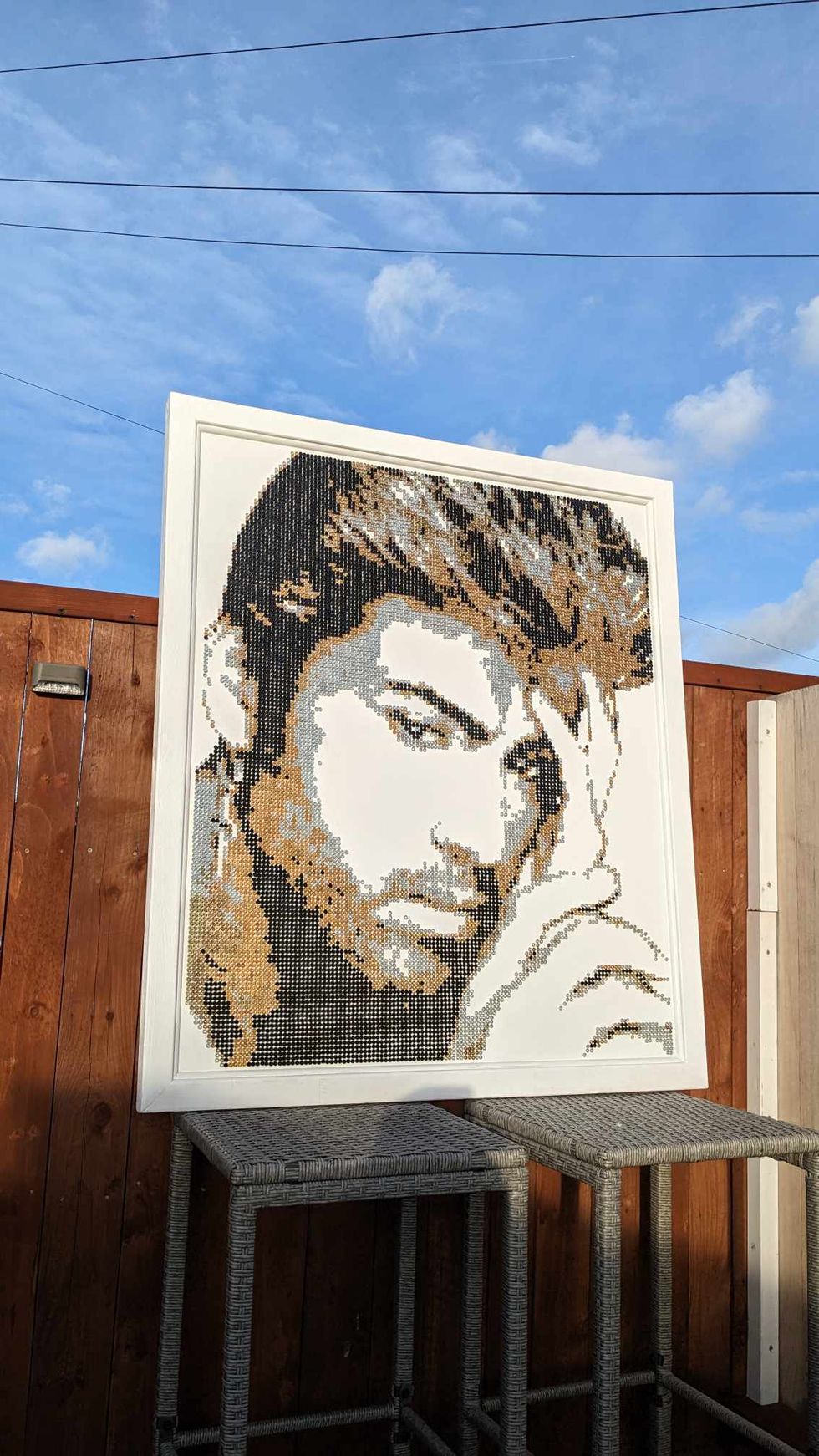 Fabricado con tornillos tributo a George Michael.