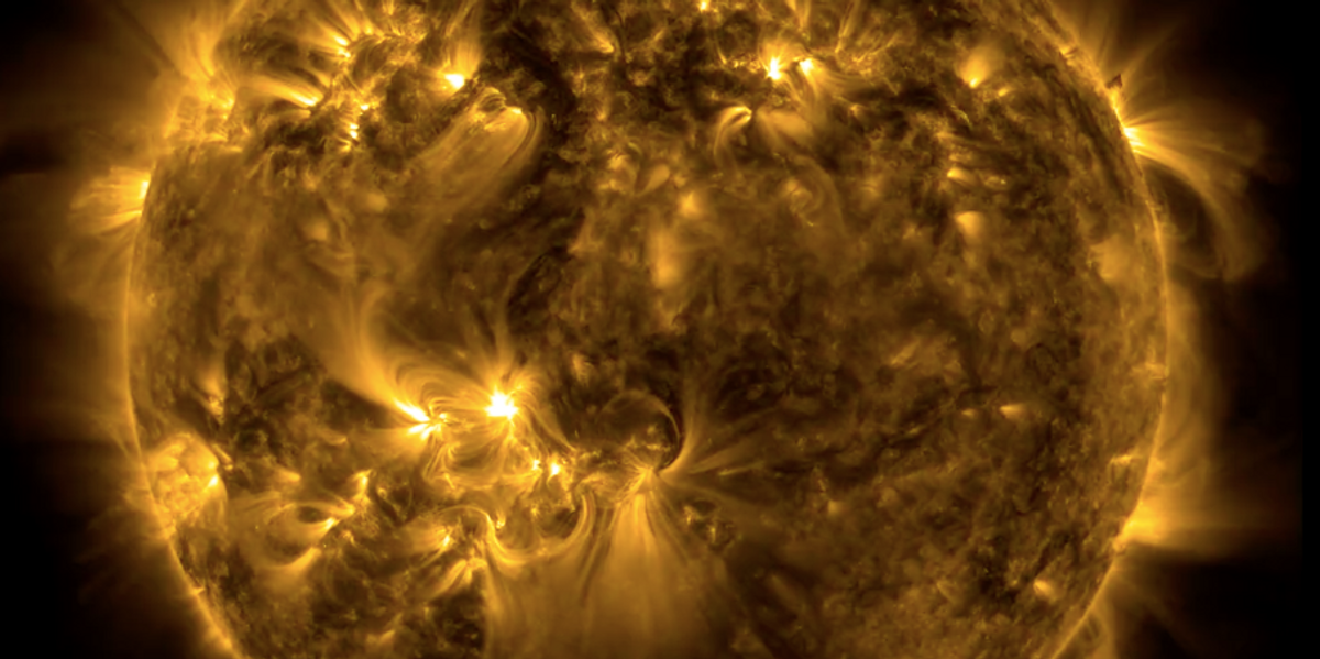 تم فتح ثقبين عملاقين على الشمس ، مما قد يؤدي إلى إرسال رياح تبلغ سرعتها مليون ميل في الساعة إلى الأرض