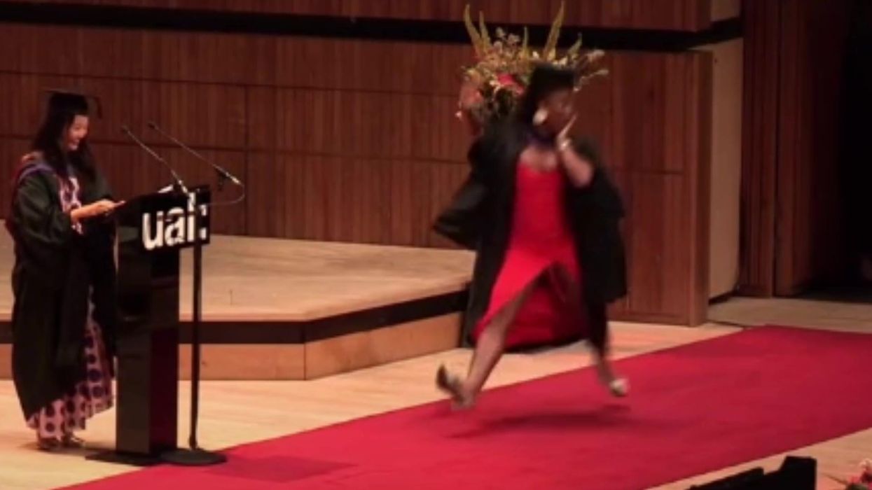 Graduate drops into the splits during iconic stage entrance