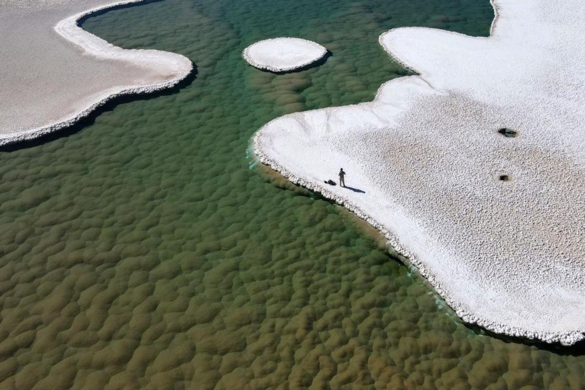 Un impresionante mundo perdido de lagunas cristalinas descubierto en el desierto