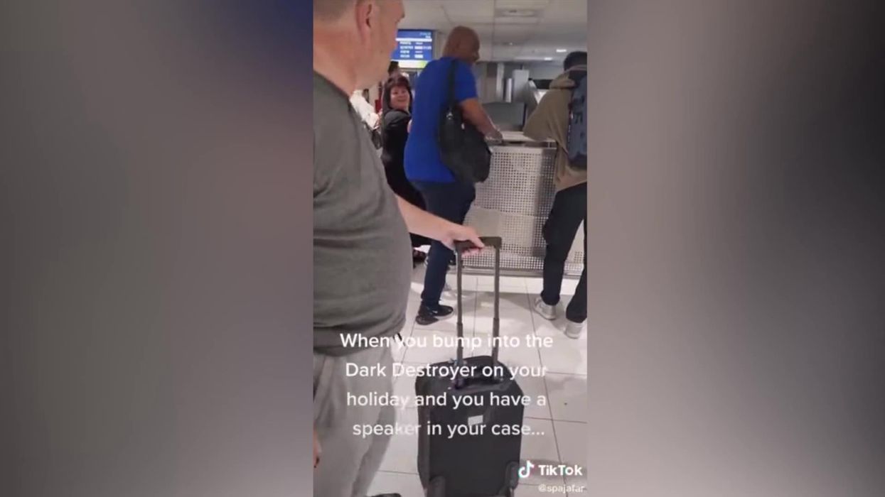 Guy pranks dad while meeting The Chase star in airport