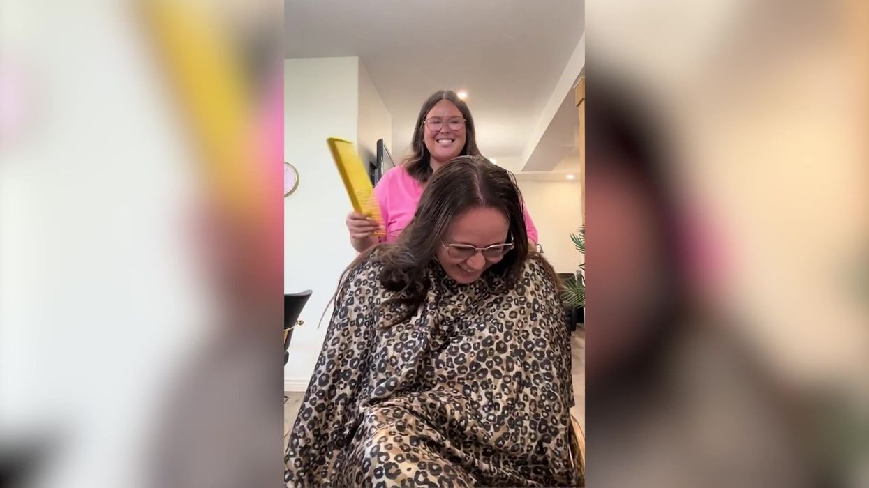 Hair stylist pulls hilarious big comb prank on her customers