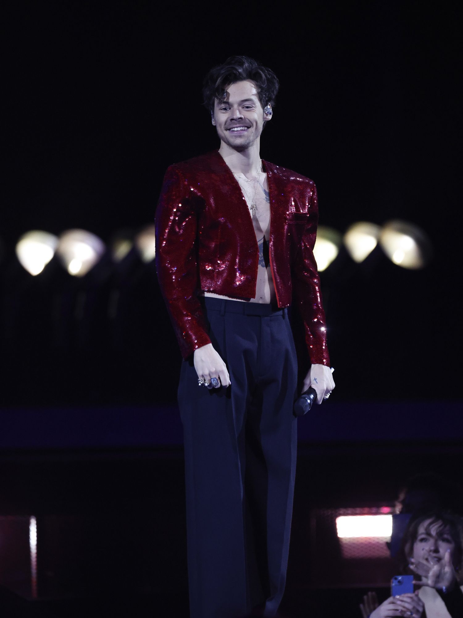 Harry Styles takes mirror selfie wearing a One Direction t-shirt and fans can't believe it