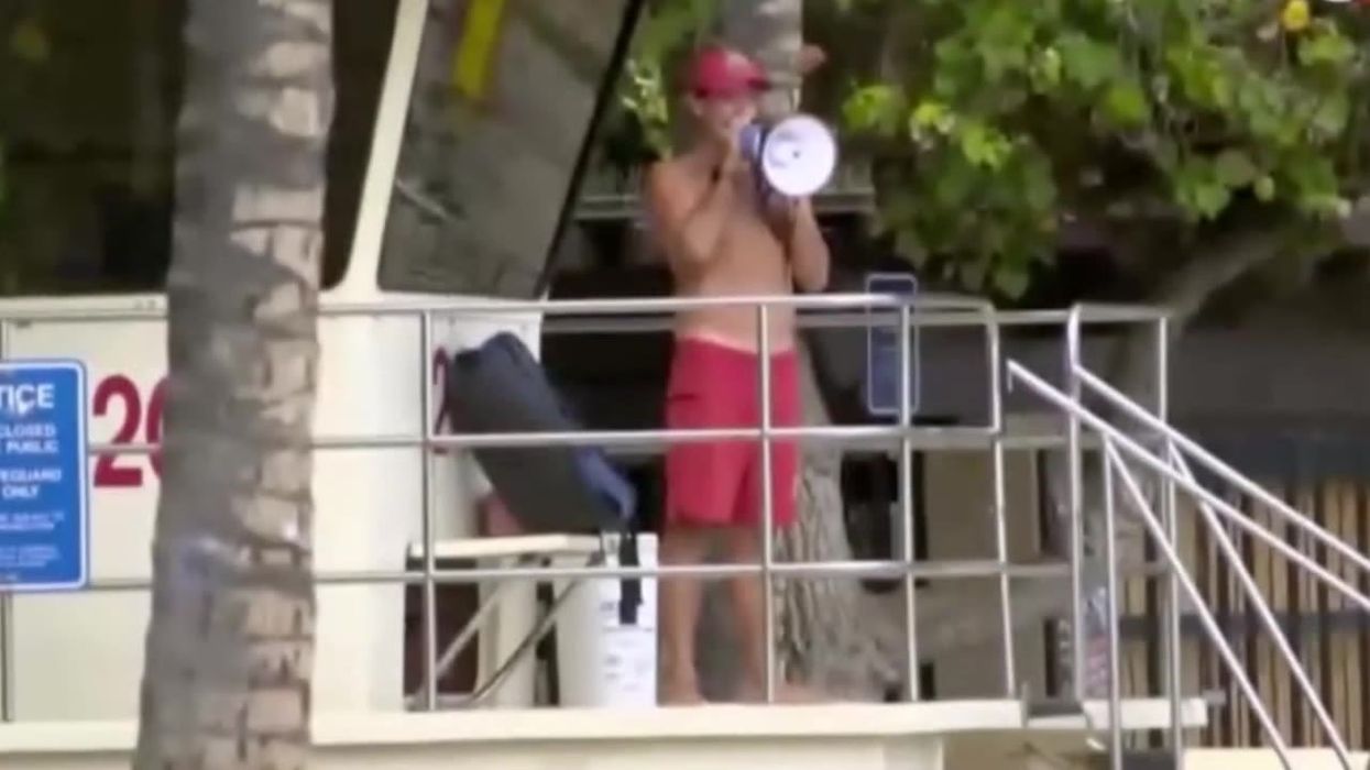 Watch as lifeguard calls for beach to be evacuated amid tsunami warnings in Hawaii