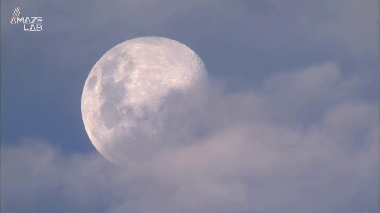 New photo from Mars has become a viral optical illusion