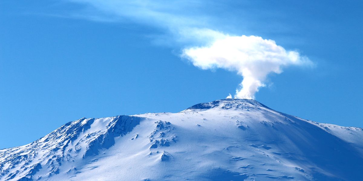 Antarctica’s Mount Erebus volcano emits real gold dust | indy100