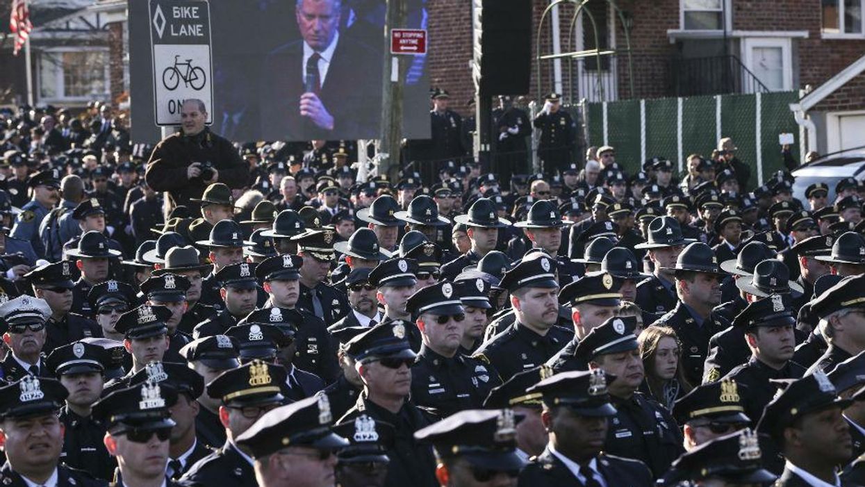 Hundreds of NYPD officers turn their backs on mayor Bill de Blasio