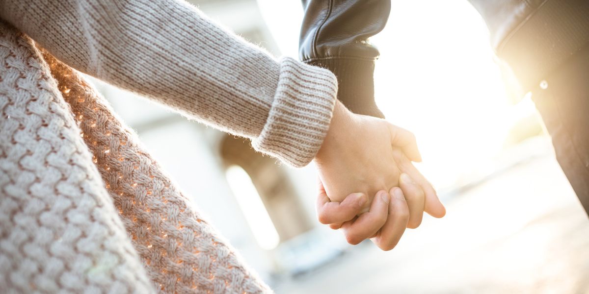 What does the intertwined fingers hand hold mean in relationships ...