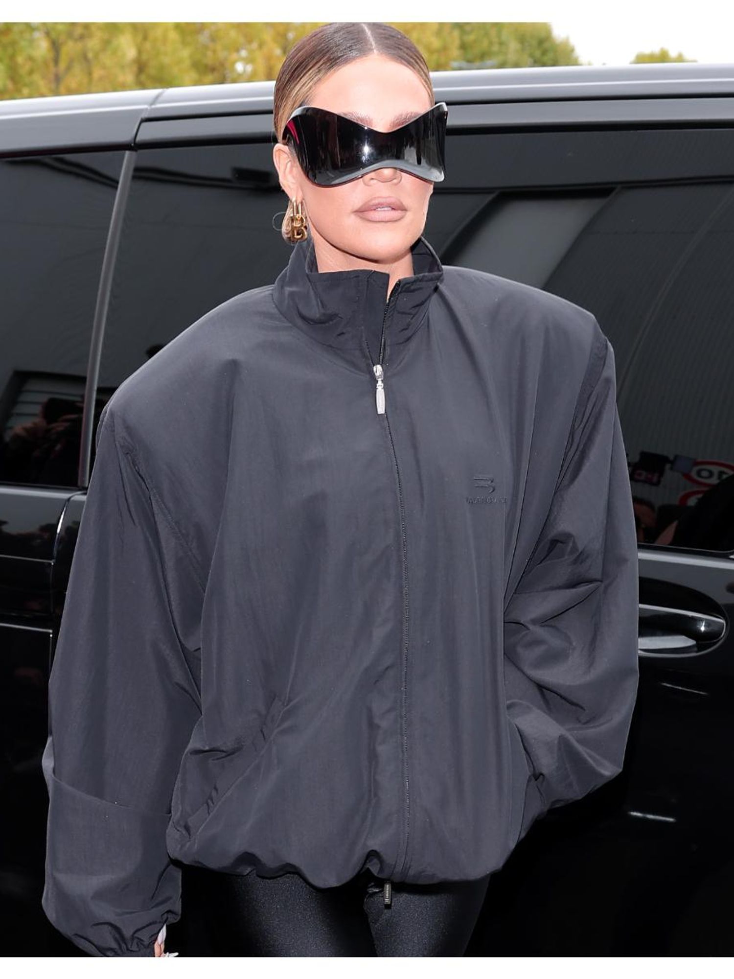 'Bent lines? Please': Khloe Kardashian responds after fans said she Photoshopped pic