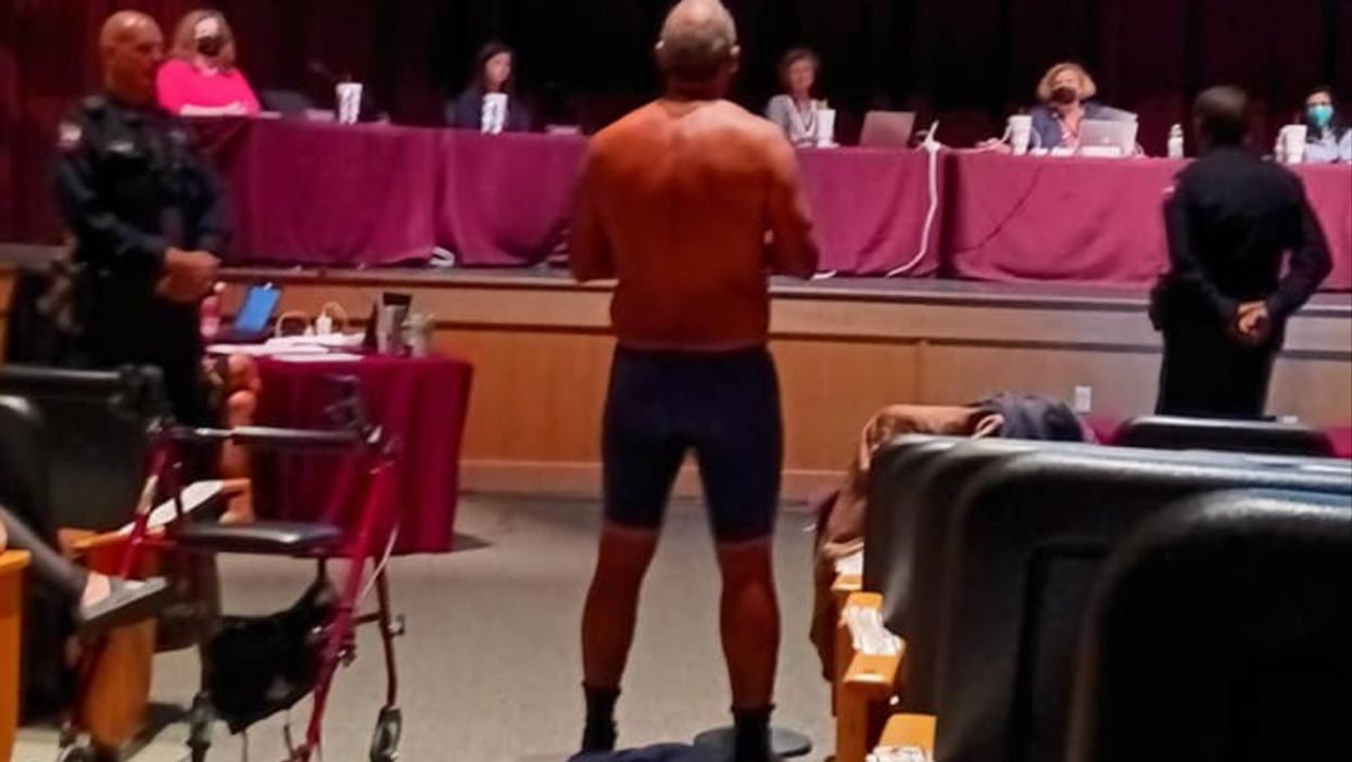 Dad strips down to underwear at school meeting to make important point about mask-wearing
