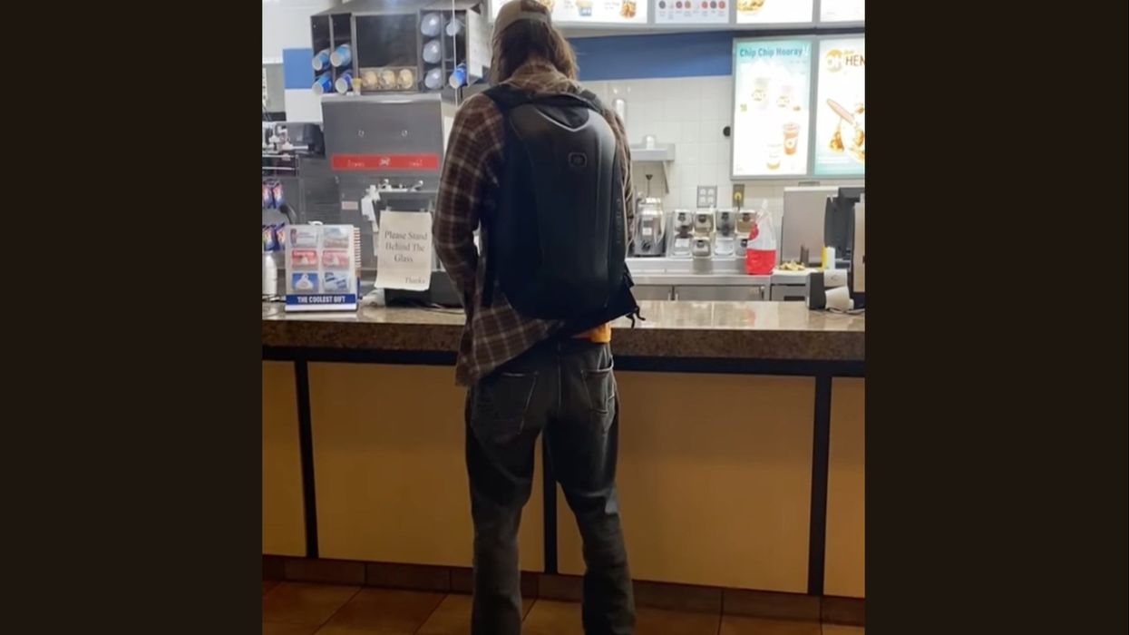 Disgusting moment man refusing to wear a mask ‘pees’ on restaurant counter
