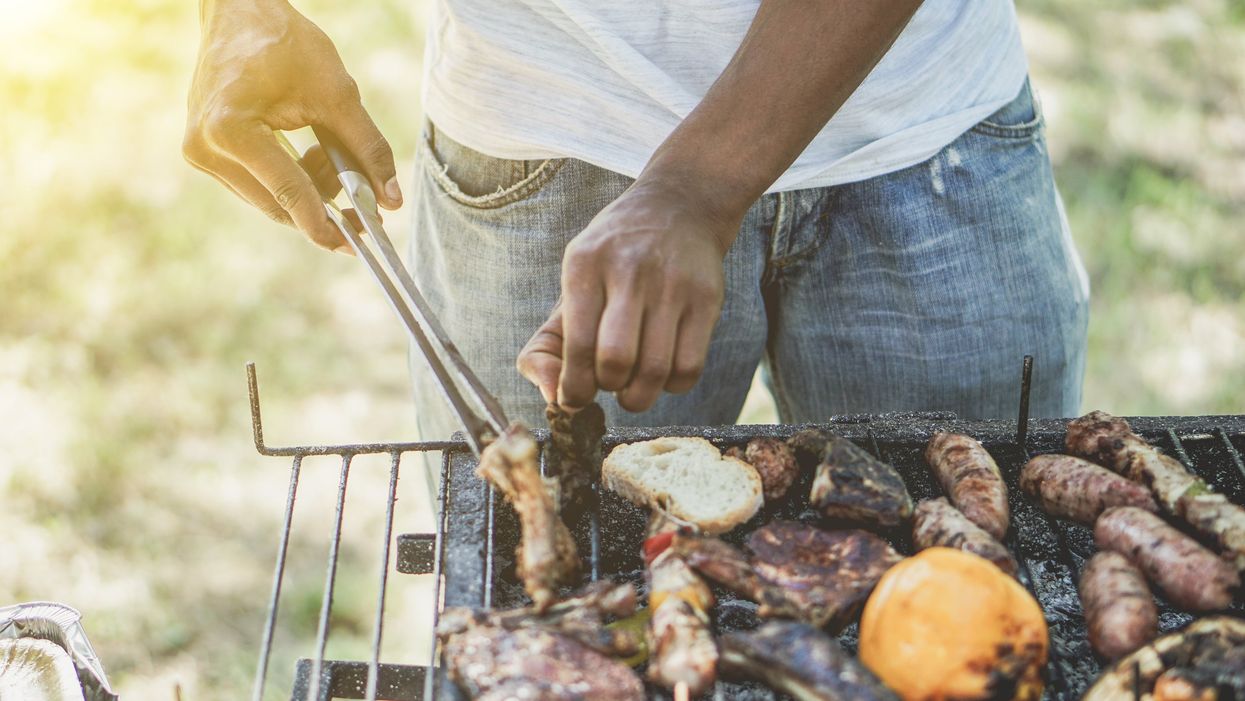 Vegan woman complains about smell after her neighbour cooks meat outside - so who’s in the right?