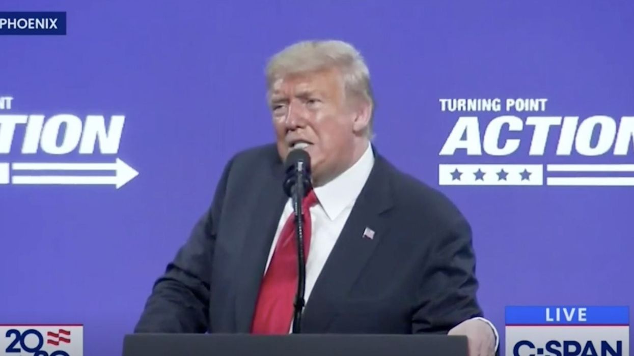 Trump 'short circuits' while trying to read basic words during erratic speech