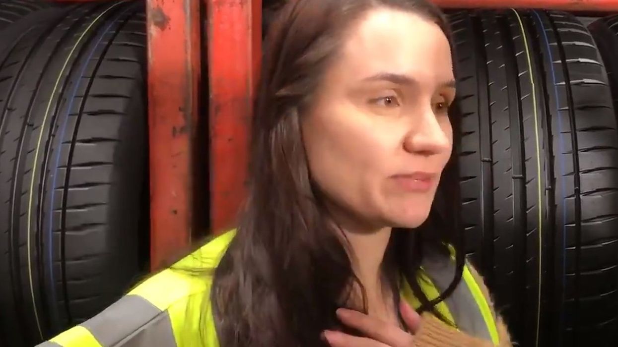 Mother tears up as she describes waiting 5 hours in A&E with her son in heartbreaking video