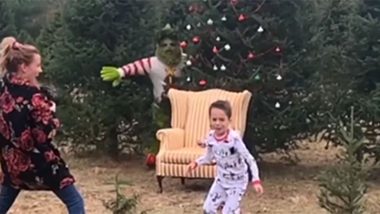The Grinch interrupts a Christmas photoshoot and terrifies two children