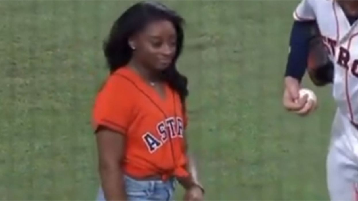 Simon Biles does an amazing backflip in jeans before first pitch at World Series game